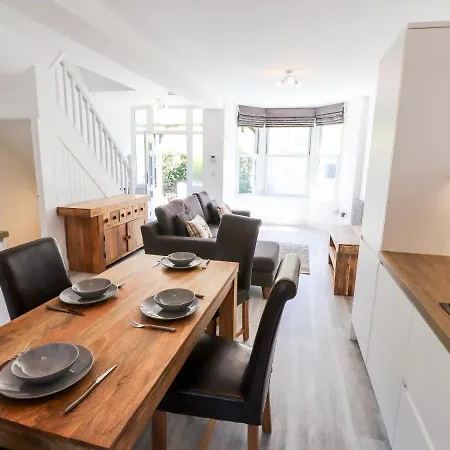 8 Waterhead Terrace